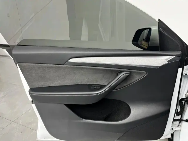 Tesla Model Y — Фото автомобиля 12