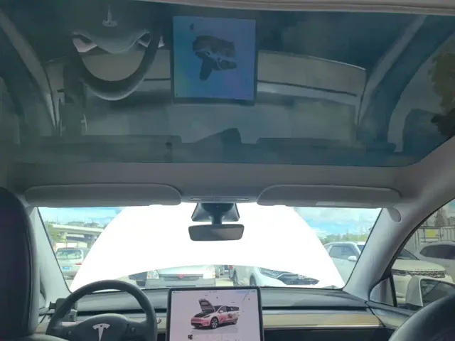 Tesla Model Y — Фото автомобиля 17