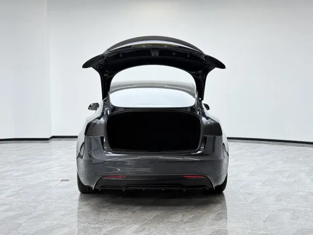 Tesla Model 3 — Фото автомобиля 10