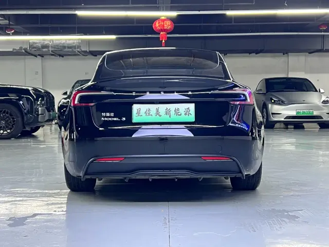 Tesla Model 3 — Фото автомобиля 12