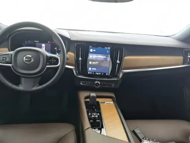 Volvo S90 — Фото автомобиля 9