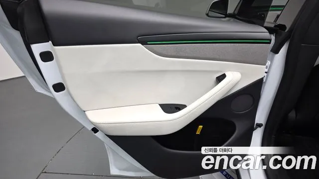 Tesla Model Y — Фото автомобиля 14