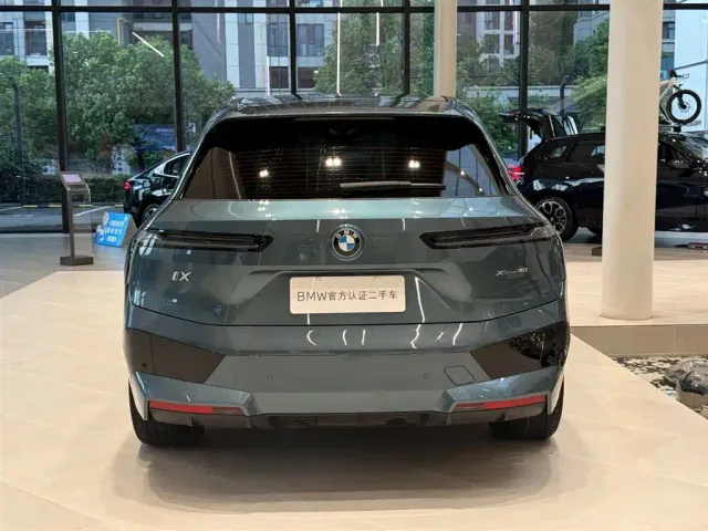 BMW iX — Фото автомобиля 3