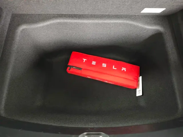Tesla Model 3 — Фото автомобиля 10