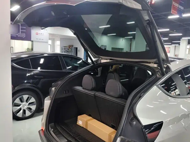 Tesla Model Y L — Фото автомобиля 14