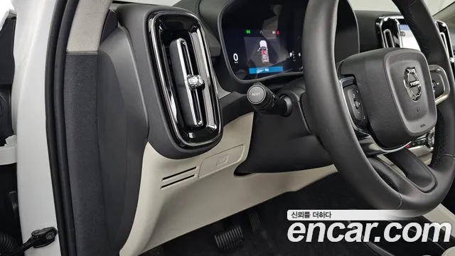 Volvo XC40 — Фото автомобиля 30