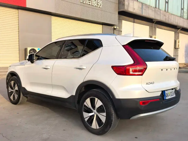 Volvo XC40 — Фото автомобиля 7