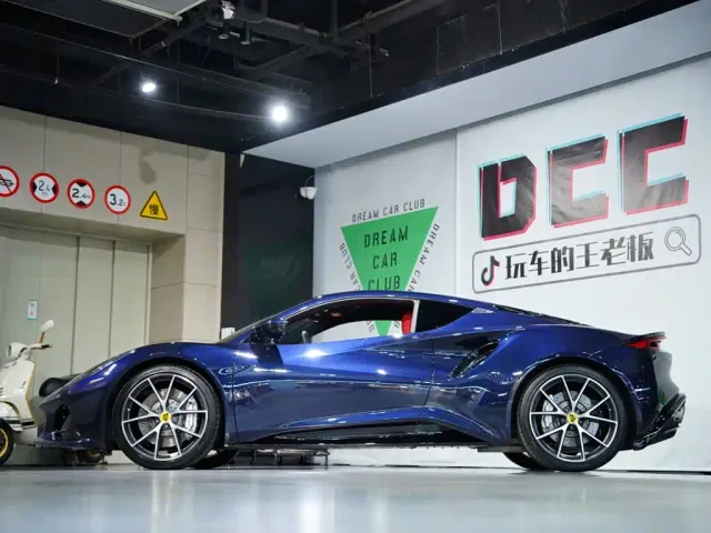 Lotus Emira — Фото автомобиля 9