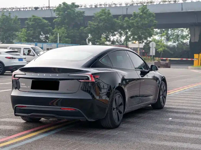 Tesla Model 3 — Фото автомобиля 8