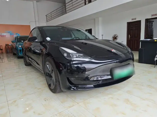 Tesla Model 3 — Фото автомобиля 3