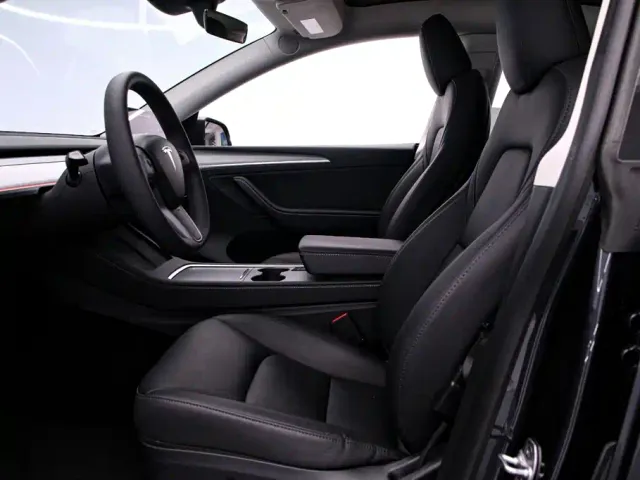 Tesla Model Y — Фото автомобиля 12