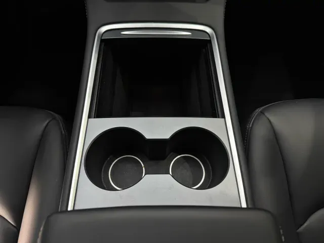 Tesla Model Y — Фото автомобиля 26