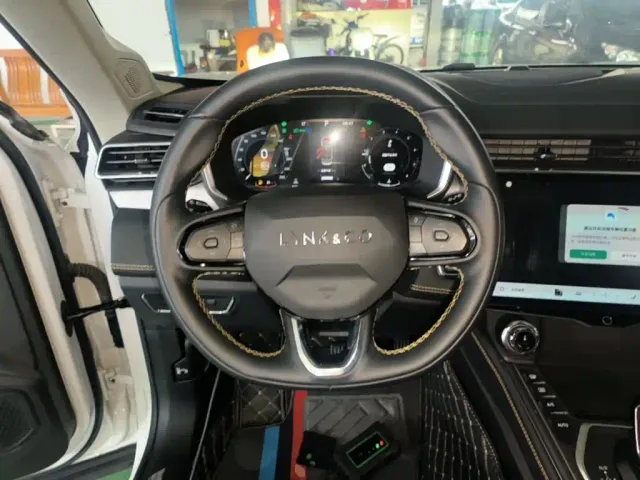 Lynk & Co 01 — Фото автомобиля 10