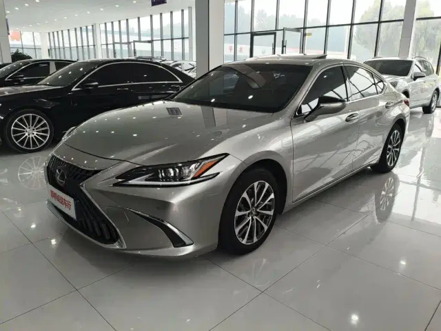 Фотография автомобиля — Lexus ES