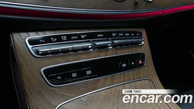 Mercedes-Benz E-Class — Фото автомобиля 24