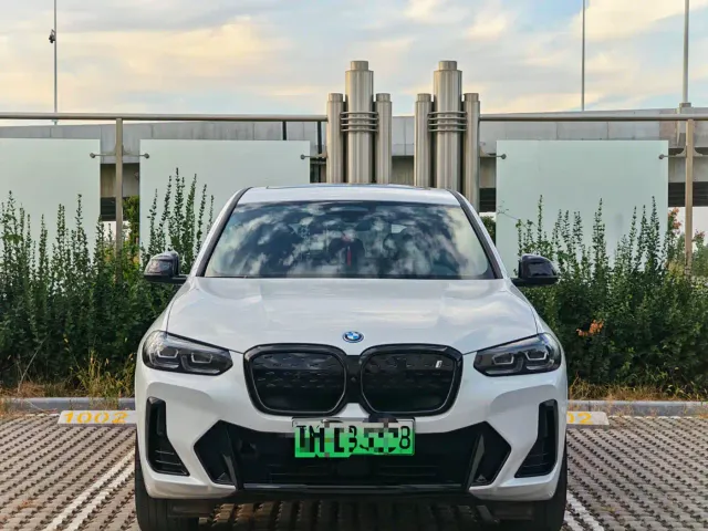 BMW iX3 — Фото автомобиля 2