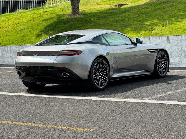 Aston Martin DB12 — Фото автомобиля 9
