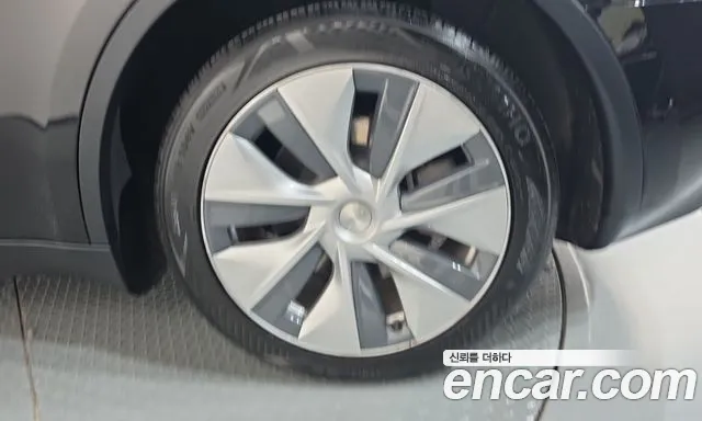 Tesla Model Y — Фото автомобиля 6