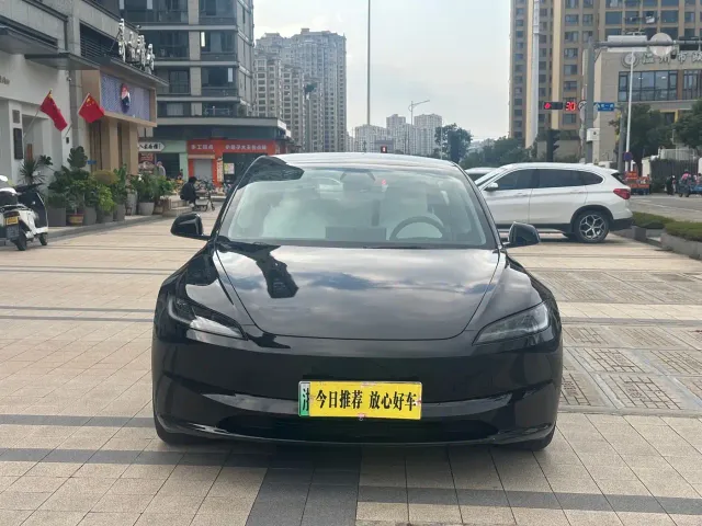 Tesla Model 3 — Фото автомобиля 2