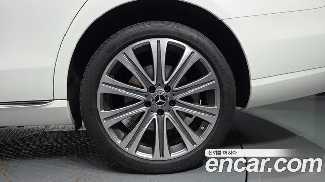 Mercedes-Benz E-Class — Фото автомобиля 20