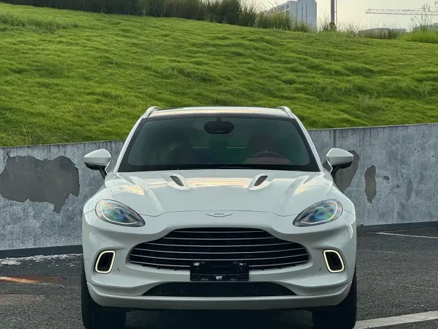 Aston Martin DBX — Фото автомобиля 3