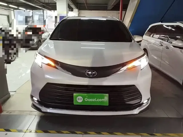 Toyota Sienna — Фото автомобиля 2