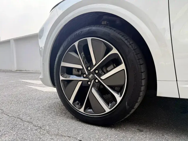 Li Auto L6 — Фото автомобиля 6