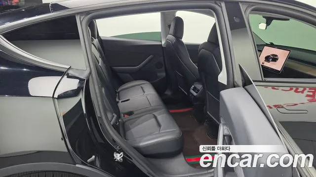 Tesla Model Y — Фото автомобиля 12
