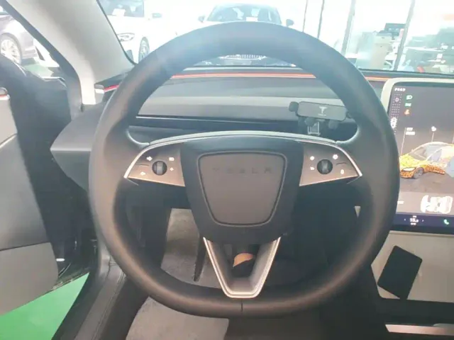 Tesla Model 3 — Фото автомобиля 6