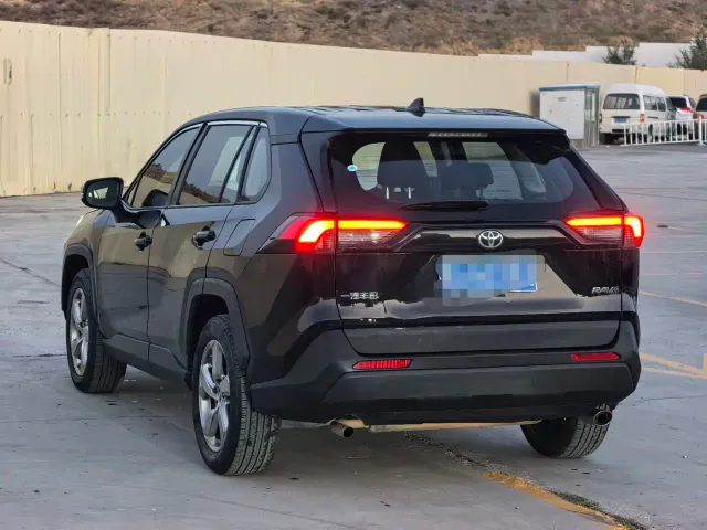 Toyota RAV4 — Фото автомобиля 8