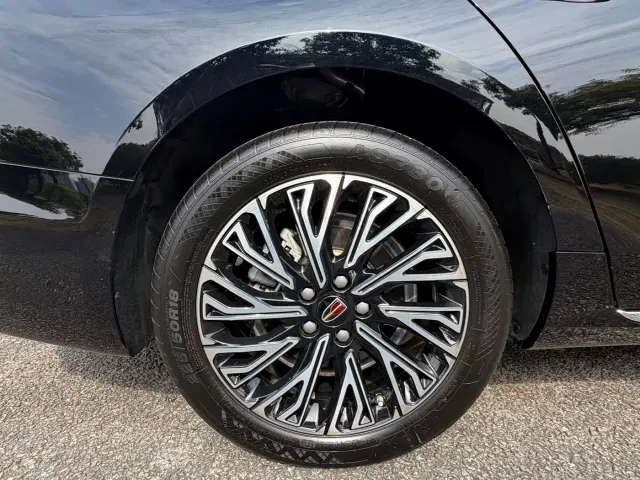 Hongqi H5 — Фото автомобиля 13