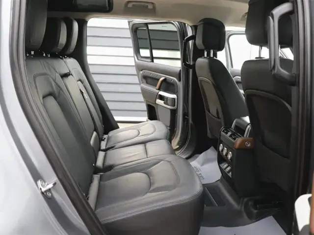 Land Rover Defender — Фото автомобиля 25