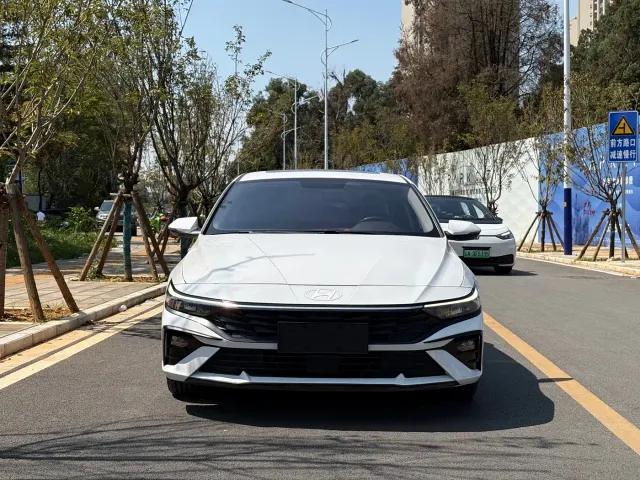 Hyundai Elantra — Фото автомобиля 2