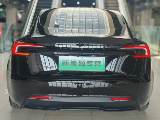 Tesla Model 3 — Фото автомобиля 5