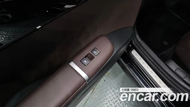 Hyundai Grandeur Grandeur (GN7) 3.5 LPG 2WD (Для маломобильных пассажиров) — Фото автомобиля 19