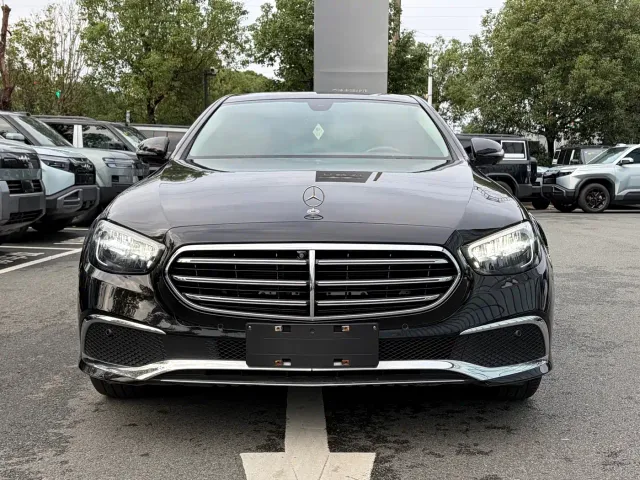 Mercedes-Benz E-Class — Фото автомобиля 2