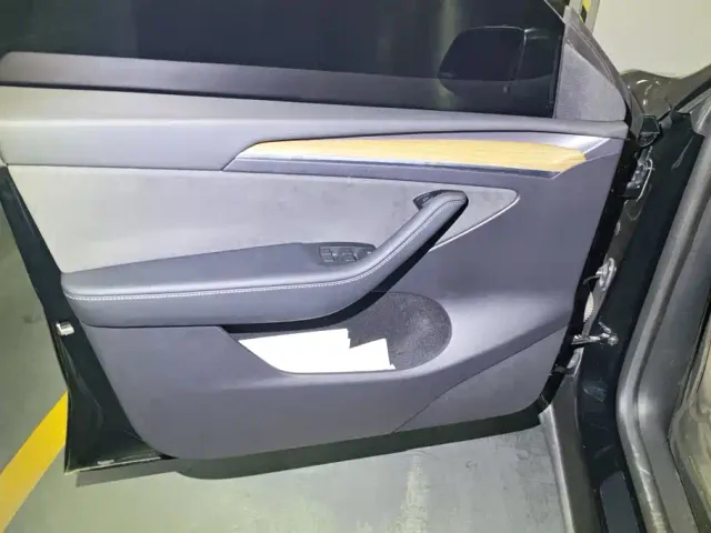 Tesla Model Y — Фото автомобиля 7
