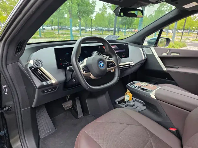 BMW iX — Фото автомобиля 19