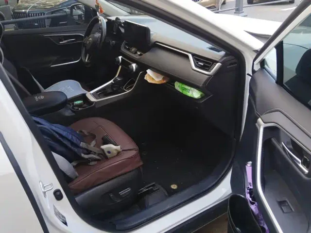 Toyota RAV4 — Фото автомобиля 8