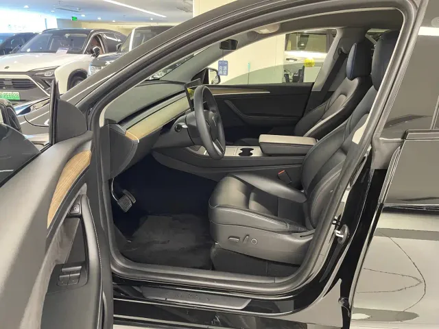 Tesla Model Y — Фото автомобиля 4