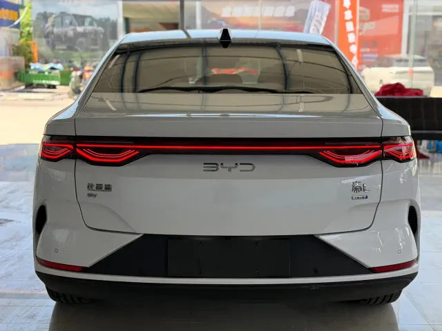 BYD Qin L — Фото автомобиля 17