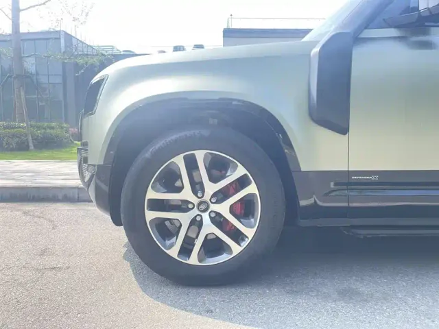 Land Rover Defender — Фото автомобиля 23