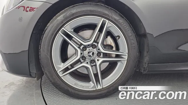 Mercedes-Benz E-Class — Фото автомобиля 5