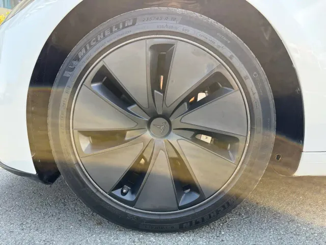 Tesla Model 3 — Фото автомобиля 16