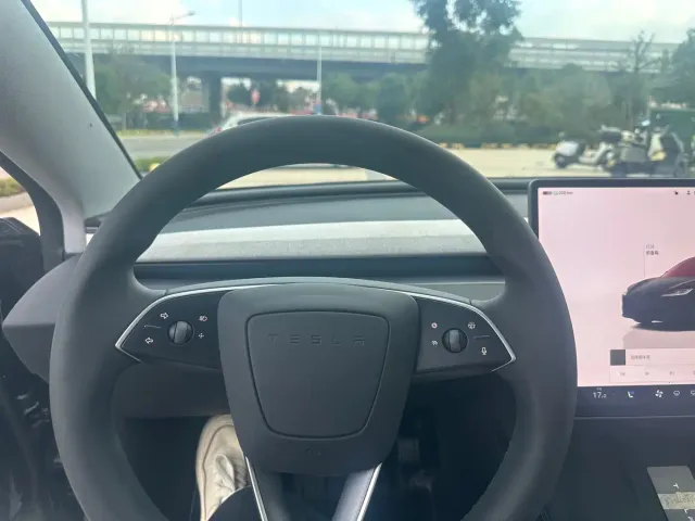 Tesla Model 3 — Фото автомобиля 13