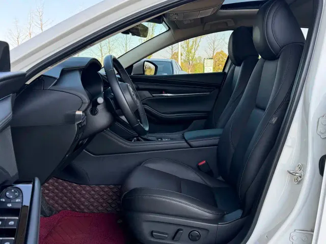 Mazda Axela — Фото автомобиля 5