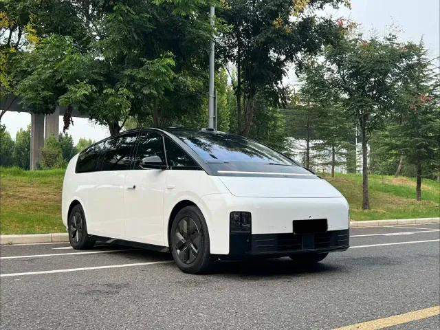 Li Auto MEGA — Фото автомобиля 3