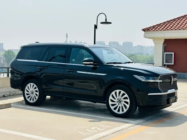 Lincoln Navigator — Фото автомобиля 3