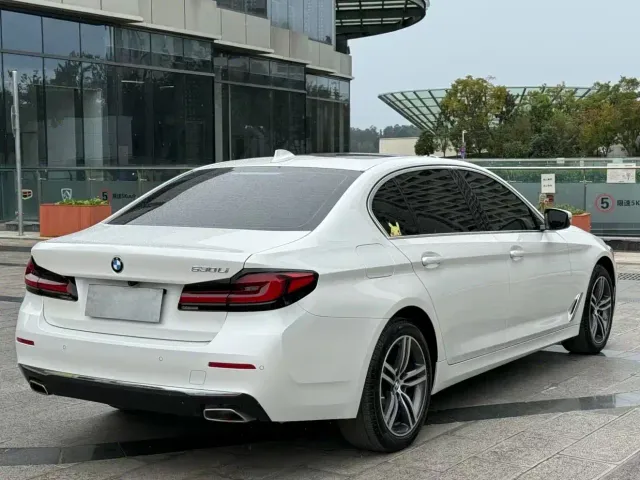BMW 5 Series — Фото автомобиля 9