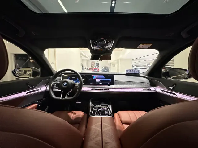 BMW i7 — Фото автомобиля 10